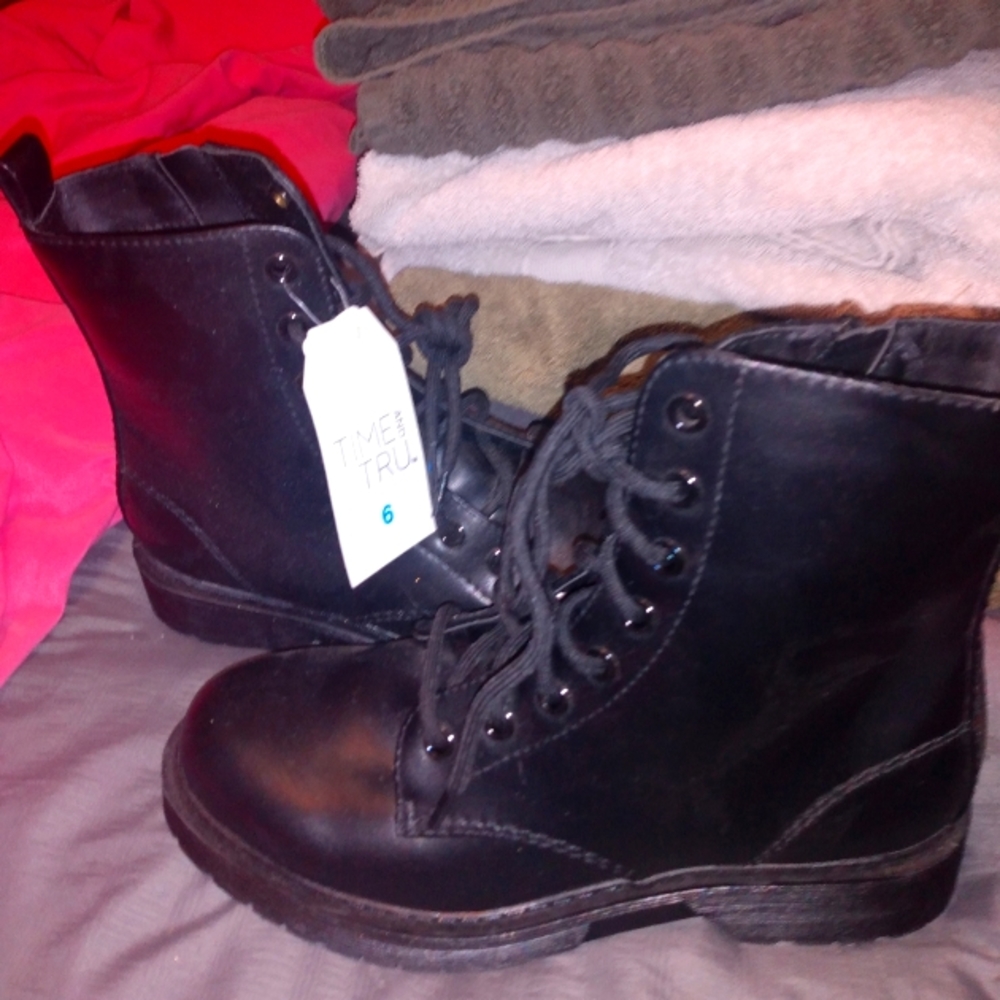 Women's boots size 6 brand new with tags